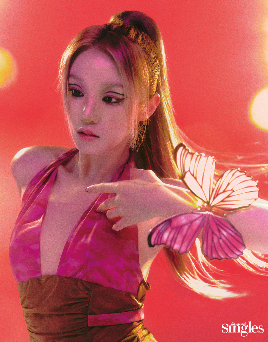 우기가 설트리버진의 드레스, 솔트워터의 브레이슬릿을 착용하고 촬영한 싱글즈 화보